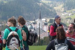 erster Blick auf die Basilika Mariazell bei der Stehralm   <> Fusswallfahrt nach Mariazell 2009 � Pfarre St. Othmar in M�dling