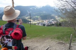 erster Blick auf die Basilika Mariazell bei der Stehralm  <> Fusswallfahrt nach Mariazell 2009 � Pfarre St. Othmar in M�dling