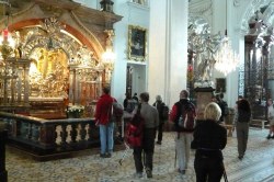 beim Gnadenaltar  <> Fusswallfahrt nach Mariazell 2009 � Pfarre St. Othmar in M�dling