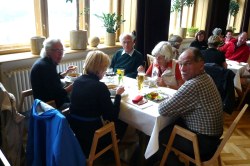 Im Kaffeehaus des Europeum    <> Fusswallfahrt nach Mariazell 2009 � Pfarre St. Othmar in M�dling