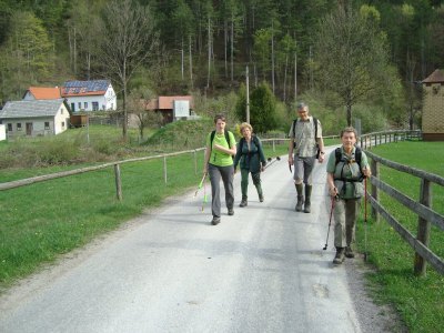ZUM VERGR�SSERN DRAUFKLICKEN - Fusswallfahrt nach Mariazell 2013 � Pfarre St. Othmar in M�dling