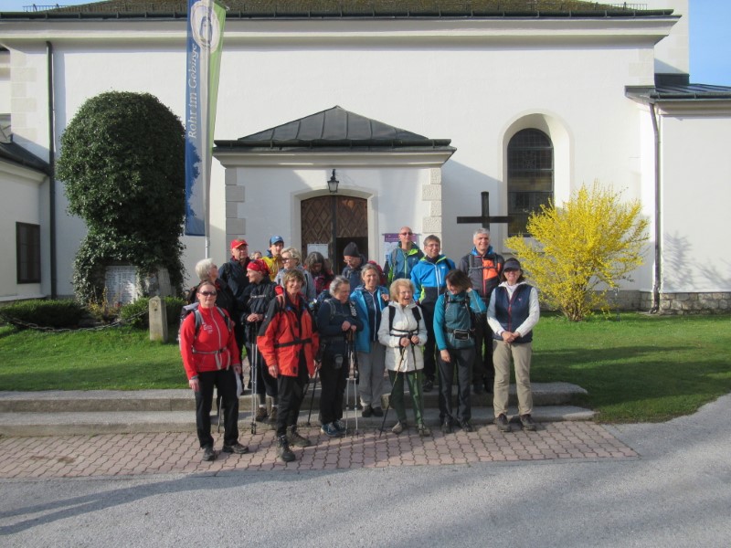 Vor der Kirche in Rohr